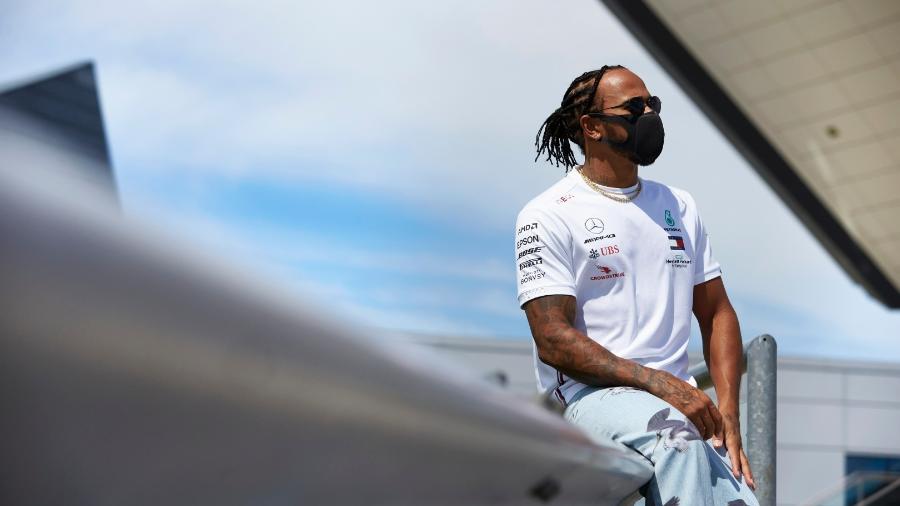 Lewis Hamilton posa para fotos no circuito de Silverstone - Steve Etherington/Daimler AG
