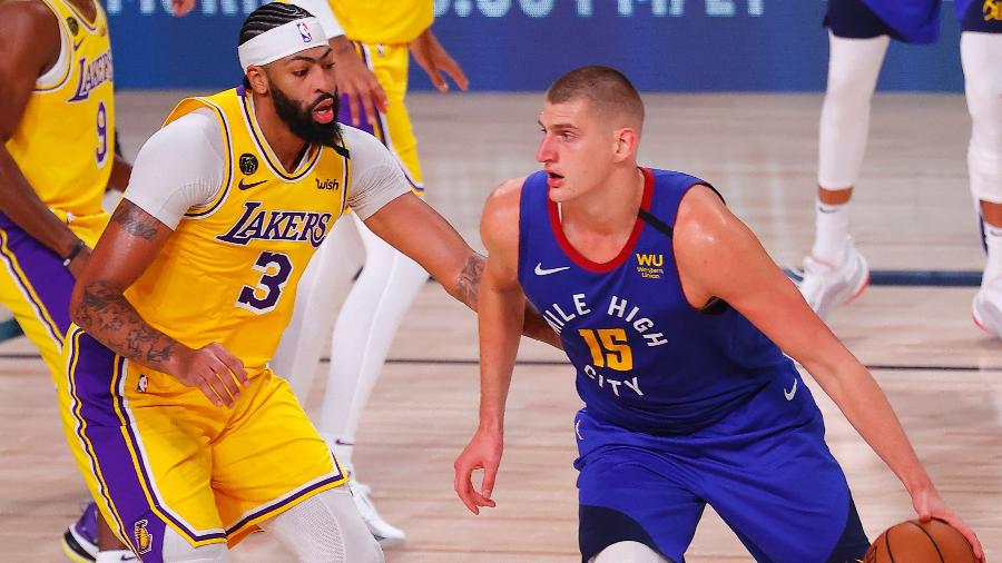 Nikola Jokic, do Denver Nuggets, encara a marcação de Anthony Davis, do Los Angeles Lakers, durante jogo dos playoffs da NBA - Mike Ehrmann/Getty Images