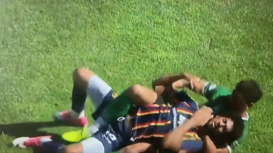 Gabriel Díaz (Ferro) aplica mata-leão em Martín Lucero (Colegiales) durante amistoso na Argentina - Reprodução/Twitter