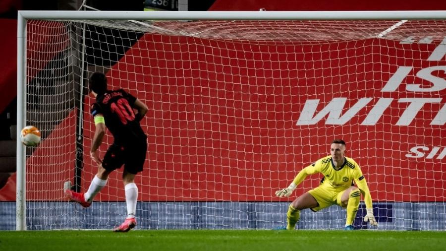 Mikel Oyarzabal chuta para fora o pênalti da Real Sociedad contra o Manchester United - Ash Donelon/Manchester United via Getty Images