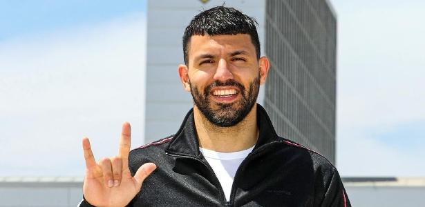 Aguero comprou rel gios e sorteou carro para os funcion rios do City