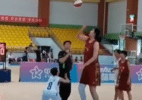 Chinesa de 2,26m se destaca em torneio sub-15 de basquete; veja