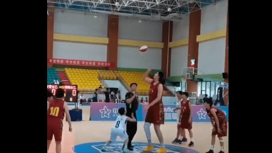 Jogadora chinesa de basquete de 14 anos tem 2,26 metros  - Reprodução