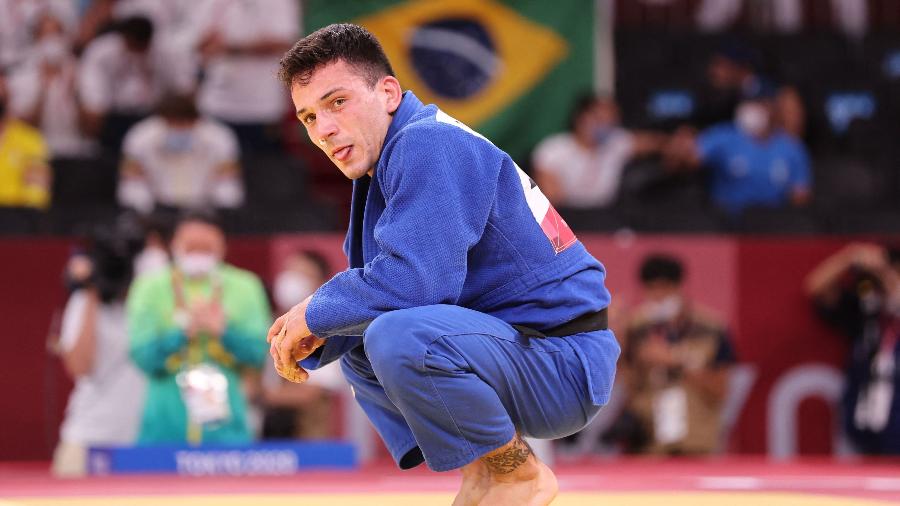 Daniel Cargnin comemora a conquista da medalha de bronze do judô na categoria até 66kg nas Olimpíadas de Tóquio - Jack GUEZ / AFP