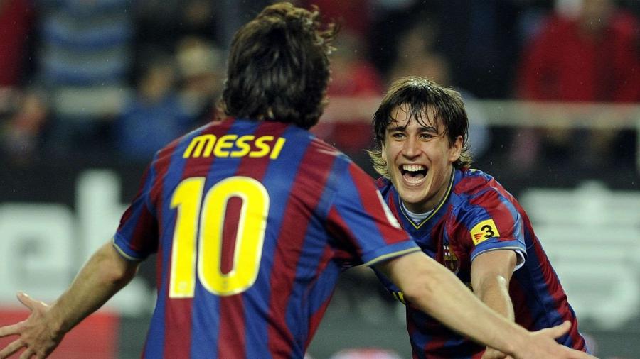 Bojan corre para abraço com Messi, a quem era comparado no Barcelona - Getty Images