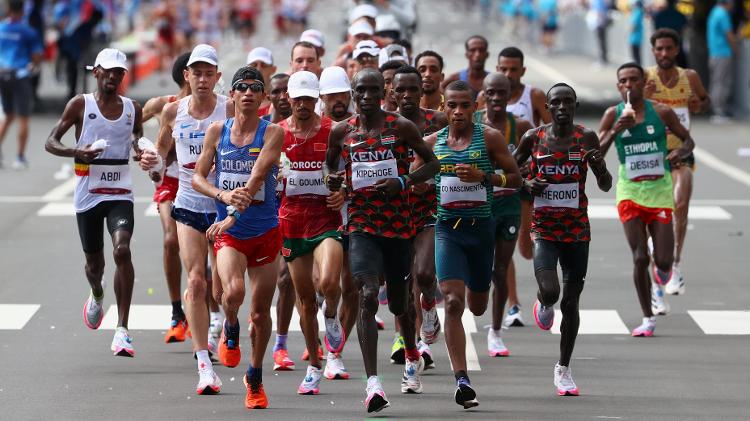 O queniano Eliud Kipchoge lidera pelotão na maratona masculina nas Olimpíadas do Tóquio