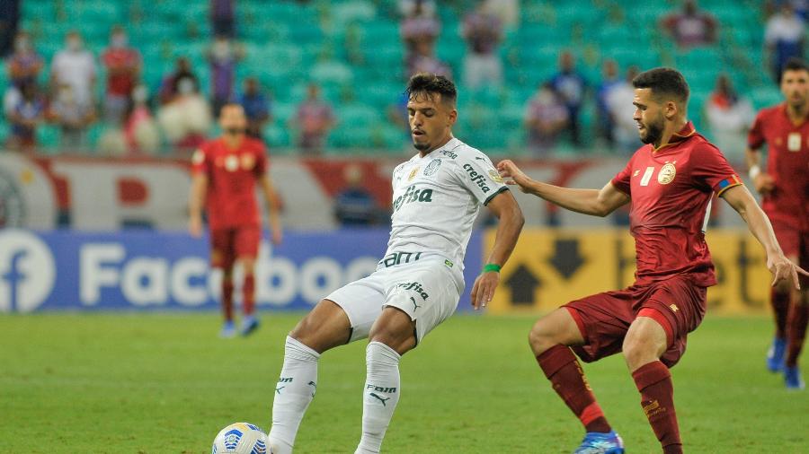 Gabriel Menino prepara passe em jogo do Palmeiras contra o Bahia - Jhony Pinho/AGIF