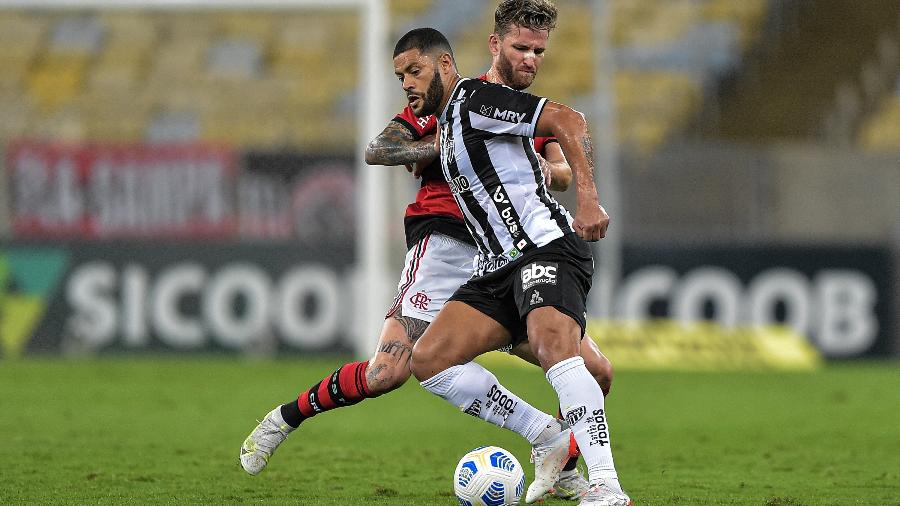 Léo Pereira faz marcação em Hulk no jogo entre Flamengo e Atlético-MG - Thiago Ribeiro/AGIF