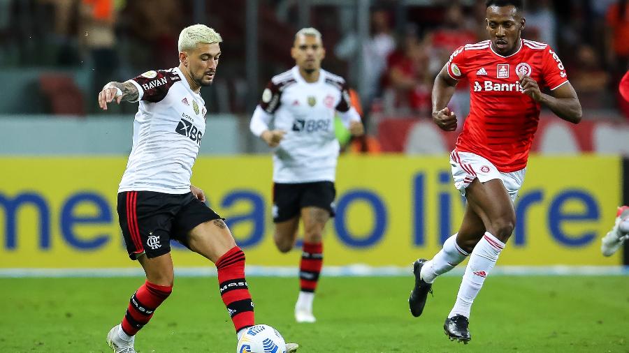 Arrascaeta, que reapareceu, prepara jogada em duelo do Flamengo contra o Internacional - Pedro H. Tesch/AGIF