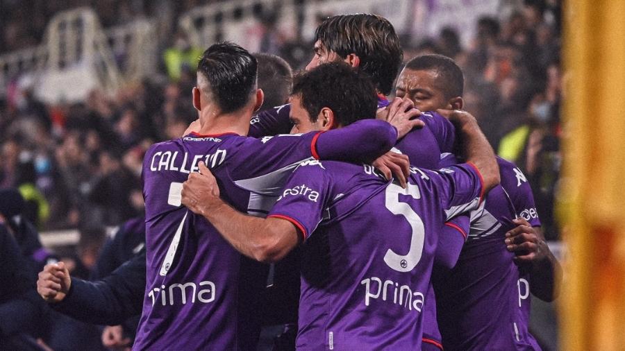 Jogadores da Fiorentina celebram gol em vitória contra o Milan pelo Campeonato Italiano - Reprodução/Twitter