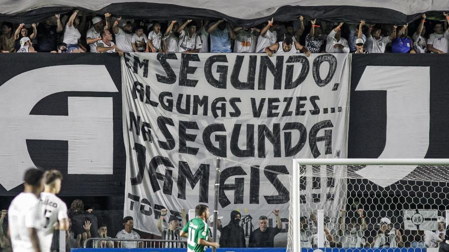 Torcida do Santos estende faixa na Vila Belmiro sobre nunca ter sido rebaixado  - Guilherme Drovas/AGIF