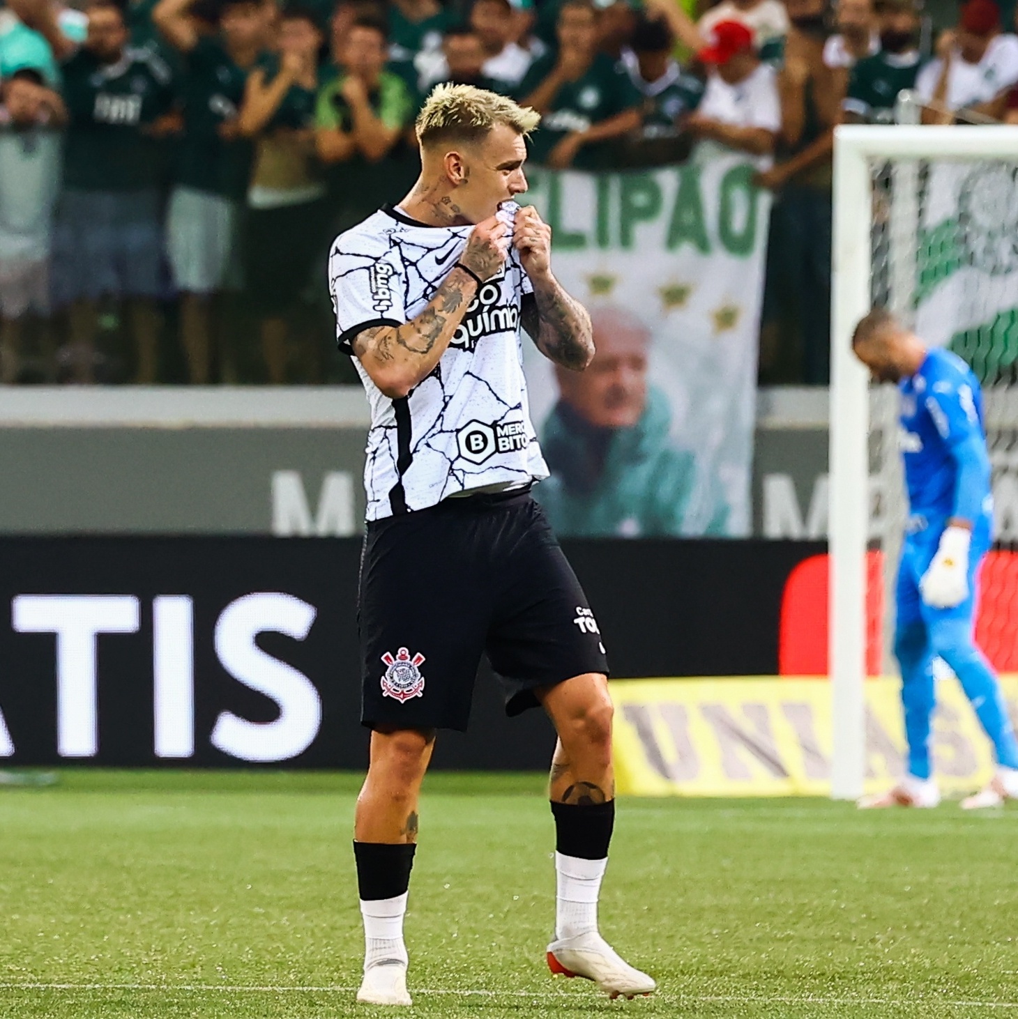 Róger Guedes marca mais dois e se isola na artilharia do