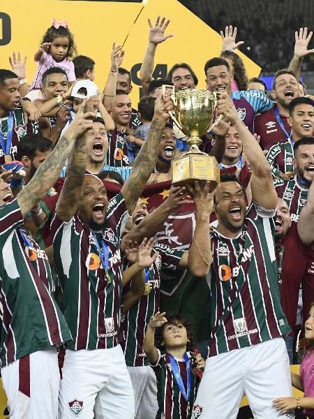 Jogadores do Fluminense comemoram a conquista do título de campeão após partida com o Flamengo válida pela final do Campeonato Carioca - ANDRÉ FABIANO/ESTADÃO CONTEÚDO