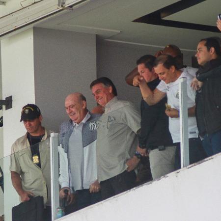 Presidente Jair Bolsonaro acompanha o duelo entre Santos e Coritiba na Vila Belmiro - Fernanda Luz / AGIF