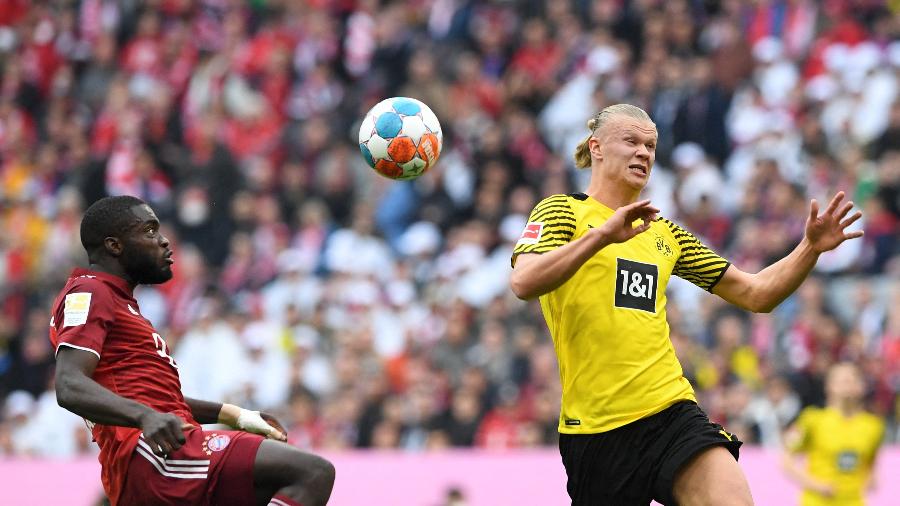 Haaland divide com Upamecano durante Bayern de Munique x Borussia Dortmund - Christof Stache/AFP