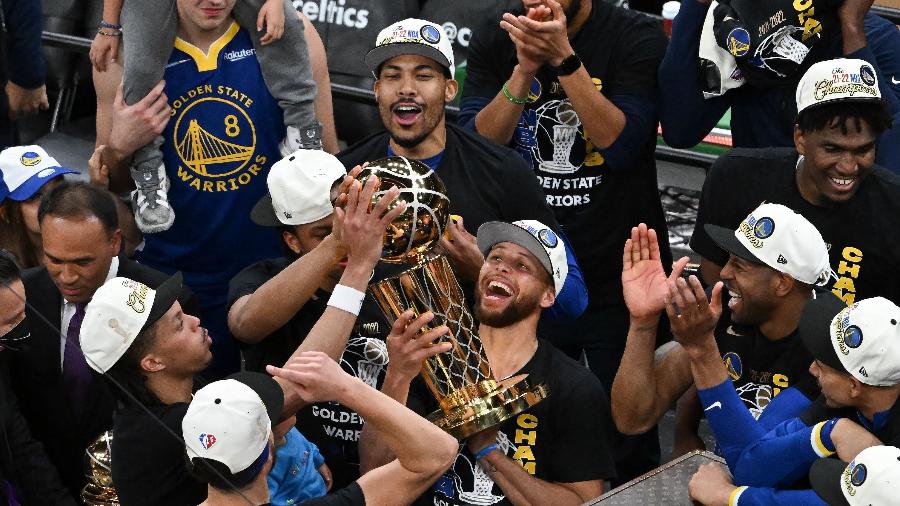 Eleito MVP, Stephen Curry ergue o troféu Larry O"Brien e comemora com os companheiros de Golden State Warriors a conquista do título da NBA 2022 - Bob DeChiara/USA TODAY Sports