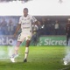 Luiz Felipe, jogador do Santos, chuta sinalizador atirado em campo durante partida contra o Corinthians no estádio Vila Belmiro pelo campeonato Copa do Brasil 2022 - Fernanda Luz/Fernanda Luz/AGIF