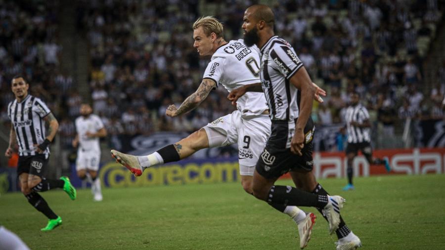 Róger Guedes, do Corinthians finaliza durante partida contra o Ceará, pelo Brasileirão - Lucas Emanuel/AGIF