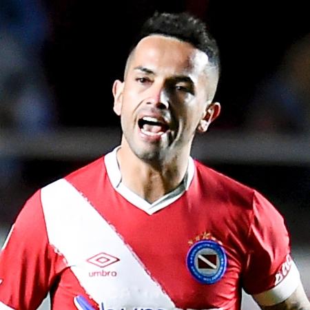 Gabriel Carabajal em ação pelo Argentinos Juniors contra o Boca Juniors pelo Campeonato Argentino - Marcelo Endelli/Getty Images