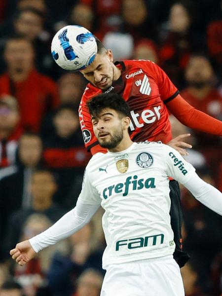 Pedro Henrique e Flaco López brigam pela bola em Athletico x Palmeiras, jogo da semifinal da Libertadores - Rodolfo Buhrer/Reuters