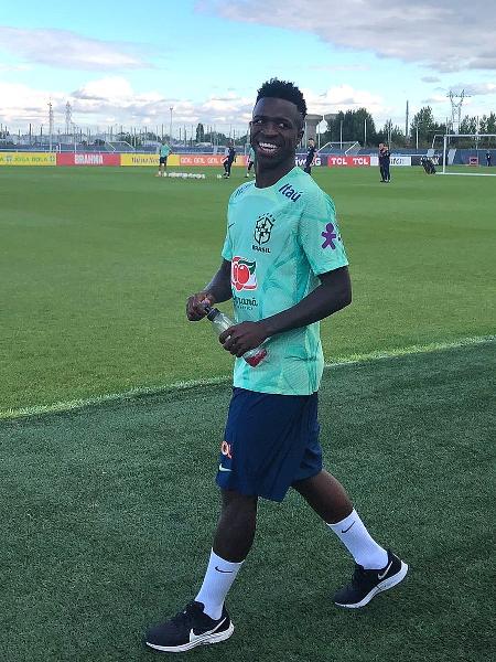 Vini Jr em treino da seleção na França - Thiago Arantes/UOL