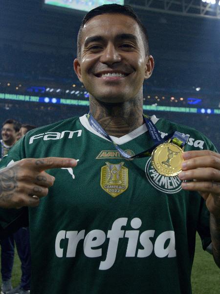 Dudu com a medalha de campeão do Brasileirão 2022. - Peter Leone/Ofotográfico