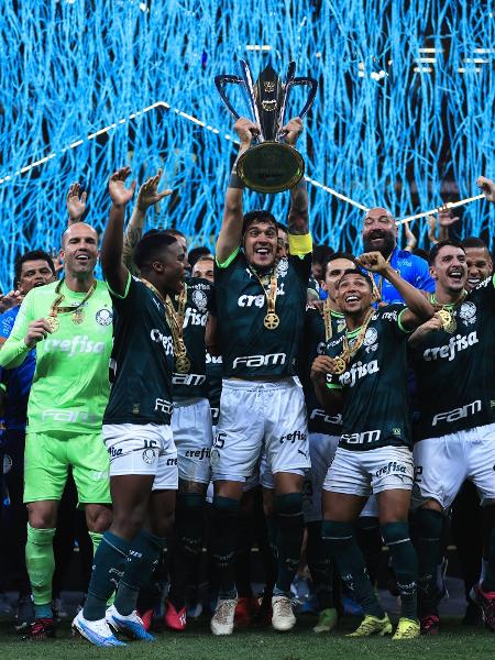 Jogadores do Palmeiras celebram título da Supercopa do Brasil após vitória eletrizante sobre o Flamengo - Ettore Chiereguini/AGIF