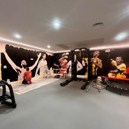 Mural na academia de Vini Jr. tem homenagens a grandes atletas