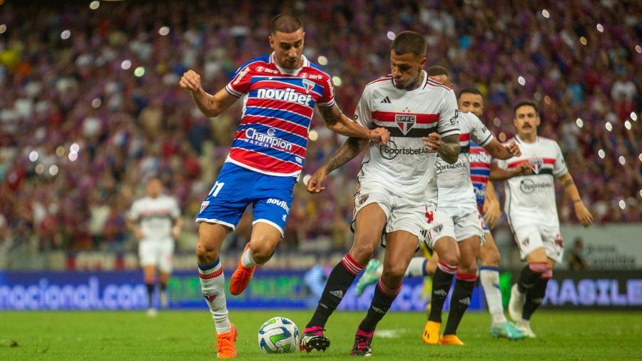 Thiago Galhardo, do Fortaleza, e Diego Costa, do São Paulo, em ação pelo Brasileirão - Lucas Emanuel/AGIF