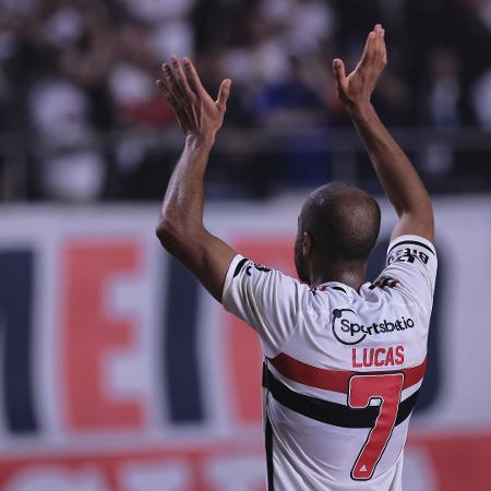Lucas, do São Paulo, celebra classificação da equipe sobre o Corinthians na Copa do Brasil