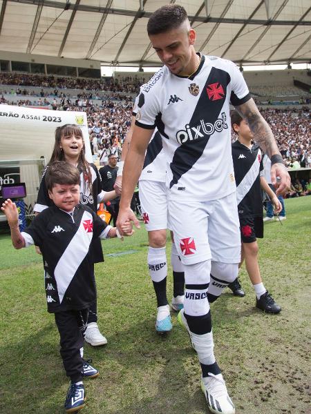 Gui e Gabriel Pec entram em campo juntos