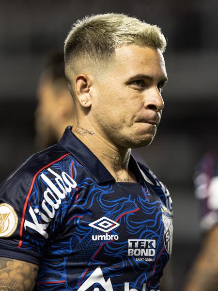 Soteldo em ação durante Santos x Cuiabá, duelo do Campeonato Brasileiro