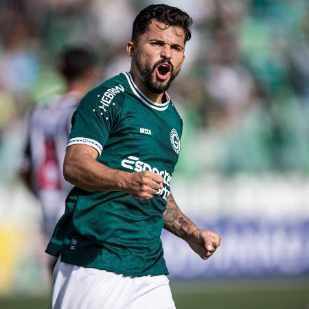 Alesson, atacante do Goiás, em jogo contra o Goiânia pelo Campeonato Goiano 2023