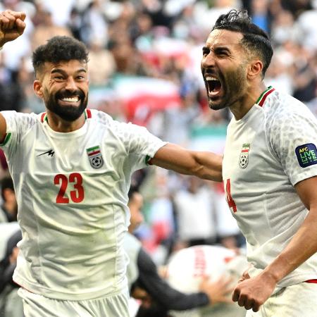 Ramin Rezaeian e Saman Ghoddos celebram o gol de pênalti que classificou o Irã