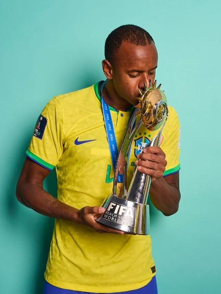 Catarino beija a taça do hexacampeonato mundial de beach soccer para o Brasil - Fifa