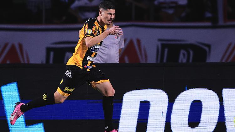 Rômulo, do Novorizontino, comemora gol contra o São Paulo pelo Paulistão