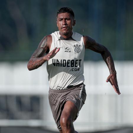 Paulinho, do Corinthians, em ação em treino no CT Joaquim Grava