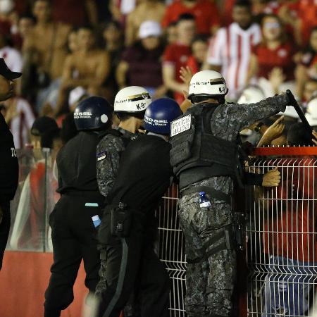 Confusão entre torcedores do Náutico e policiais militares na final do Campeonato Pernambucano