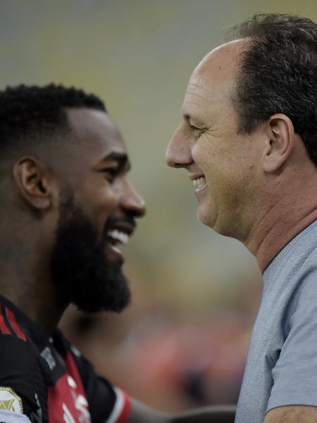 Gerson, do Flamengo, cumprimenta técnico Rogério Ceni, do Bahia, pelo Campeonato Brasileiro