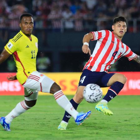 John Arias, da Colômbia, em ação contra o Paraguai, nas Eliminatórias da Copa de 2026