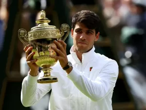 Alcaraz domina Djokovic e mantém seu reinado em Wimbledon