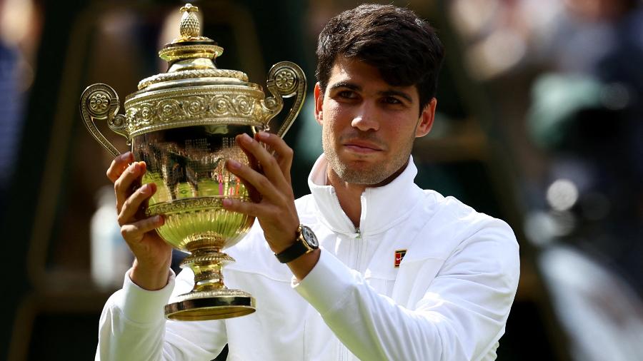 Carlos Alcaraz com o troféu de campeão de Wimbledon em 2024