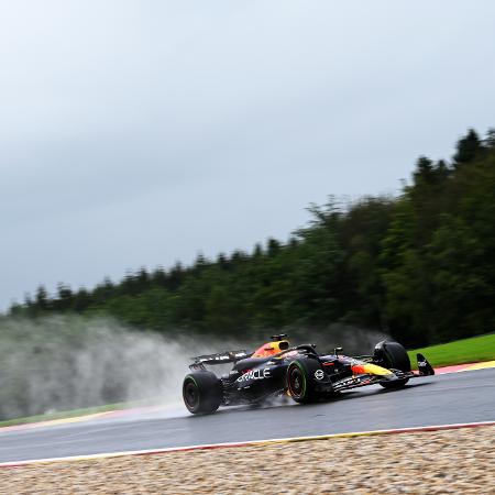 Verstappen na pista durante o último treino livre antes do classificatório na Bélgica