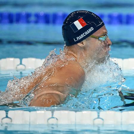 Leon Marchand em ação durante a final dos 200m medley; francês levou o ouro na prova em Paris