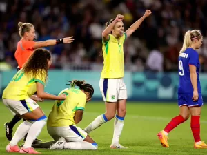 Acréscimos em jogo do Brasil provam que cronômetro precisa parar no futebol