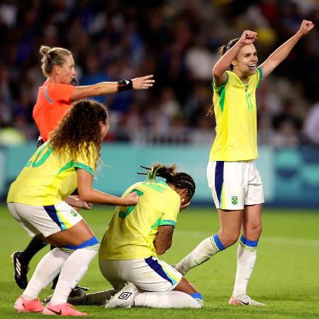 Jogadoras do Brasil vibram após garantirem contra a França a classificação à semifinal olímpica