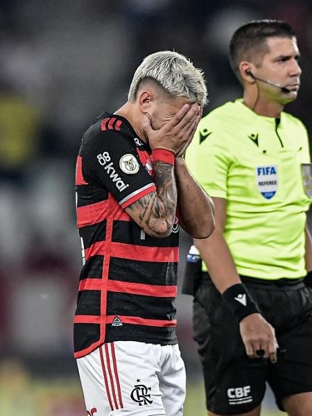 Arrascaeta, do Flamengo, lamenta durante jogo contra o Botafogo, pelo Brasileirão