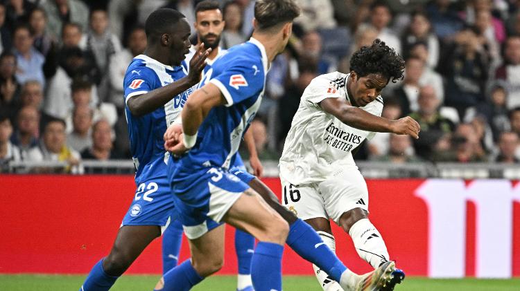 Endrick em ação durante Real Madrid x Alavés, jogo do Campeonato Espanhol