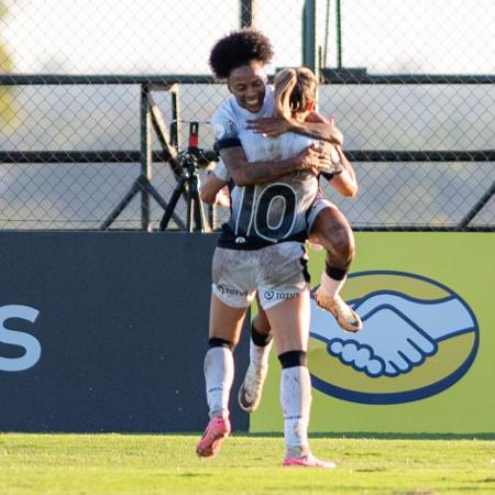 Carol Nogueira comemora o gol do Corinthians com a camisa 10 Gabi Zanotti