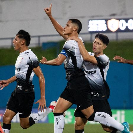 Bahia (centro) marcou o único gol do jogo, válido pela 2ª fase da Copinha